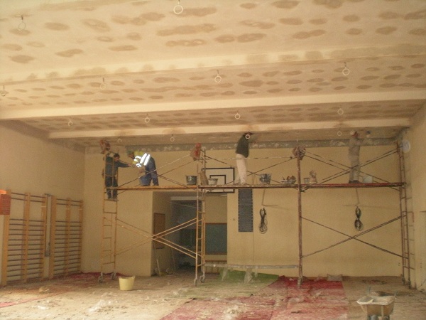 Interior del Gimnasio del CP Jos Ramn Villa - Durante los trabajos de tapado de huecos de sujecion del flaso techo de escayola deteriorado.